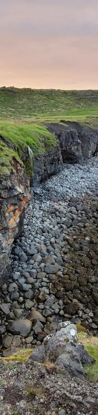 Namenlose Wasserfälle in spektakulärer Abendstimmung